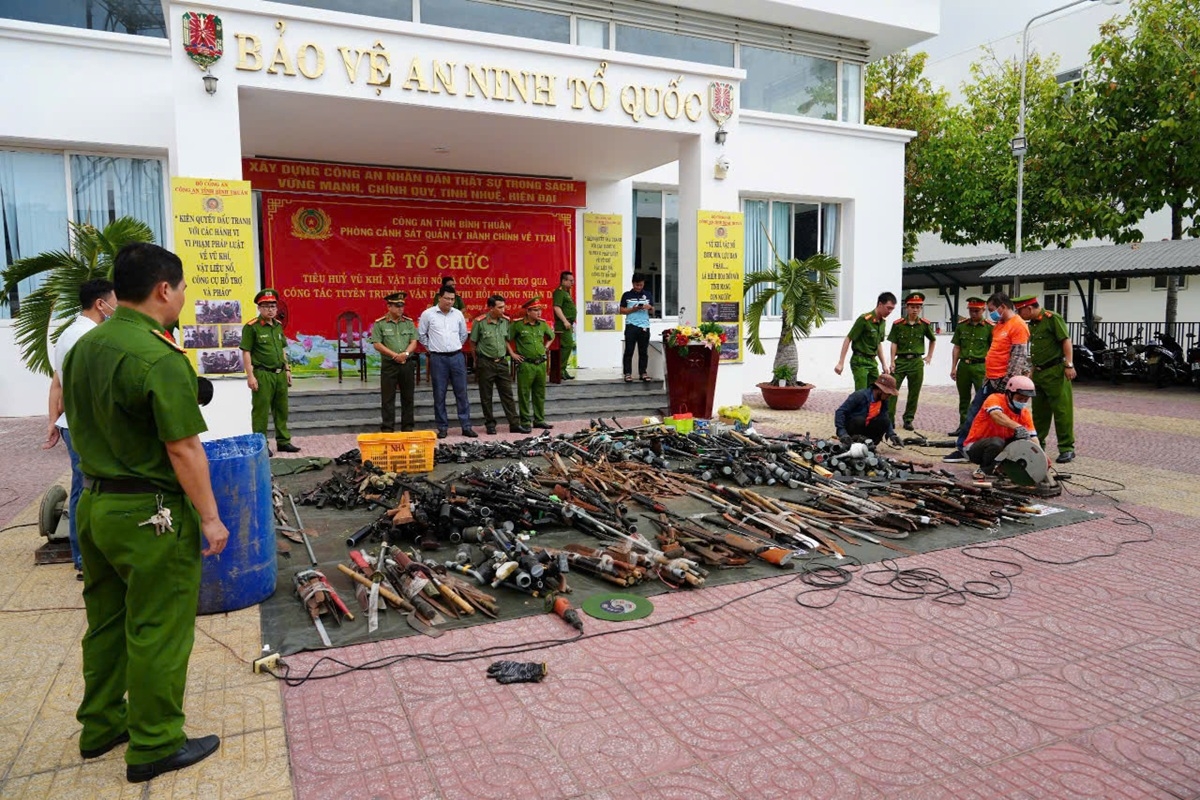 Bình Thuận tiêu hủy hơn 4.000 vũ khí, công cụ hỗ trợ và pháo